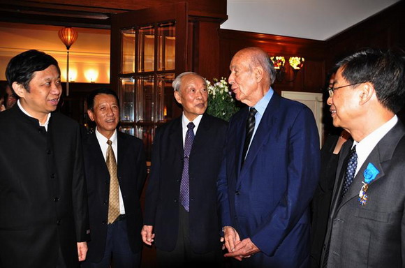 11.06.14 阮长耿院士荣获法兰西国家功绩军官勋章1.jpg