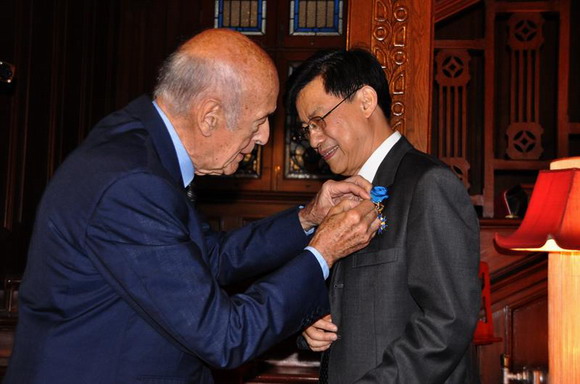 11.06.14 阮长耿院士荣获法兰西国家功绩军官勋章3.jpg
