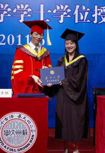 11.06.26 2011学士学位授予仪式 朱校长.jpg.JPG