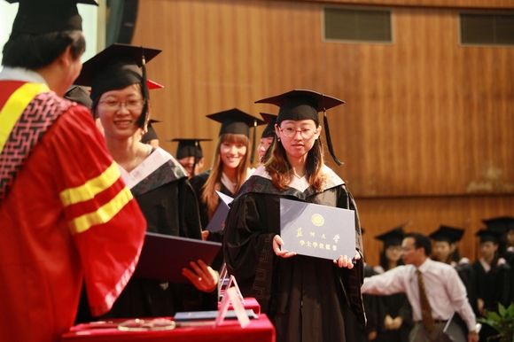 11.06.26 2011学士学位授予仪式花絮2.jpg