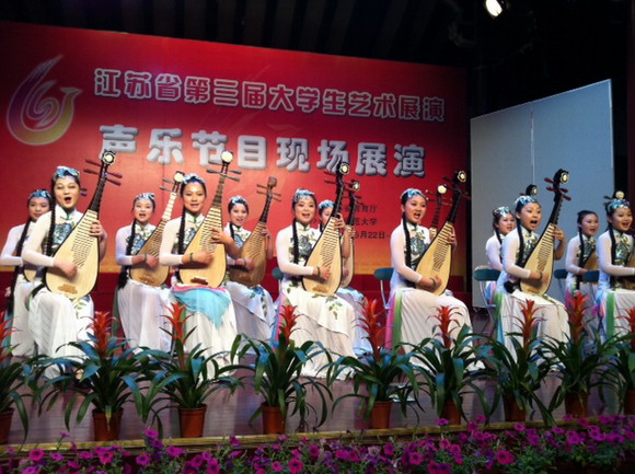 11.06.28 服务青年学生成长成材1.JPG