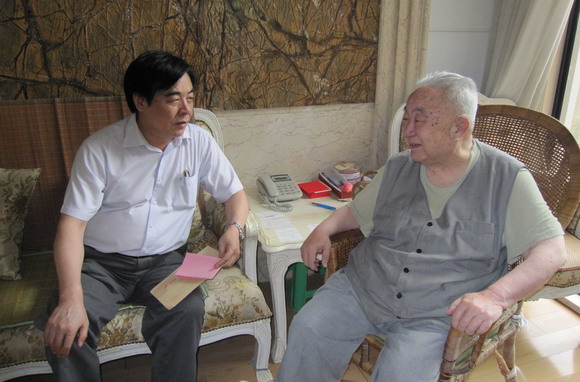 11.06.28 校党委走访慰问离休老同志1.jpg